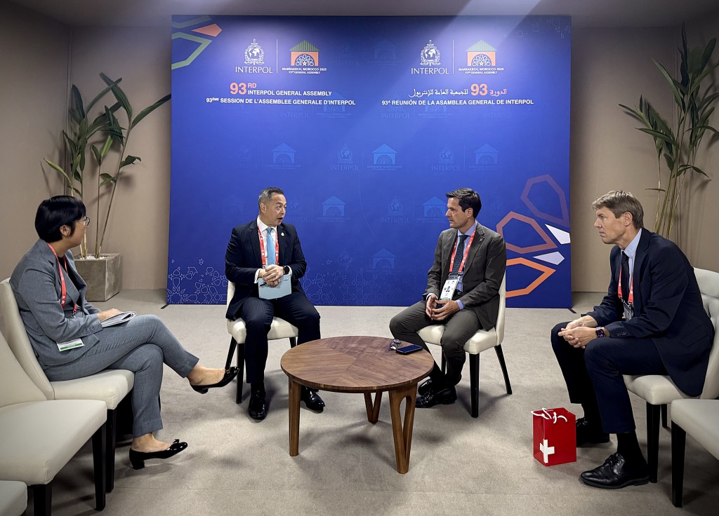 警务处处长周一鸣(左二)与其他国际刑警成员国要员进行会谈。 警方提供 警务处处长周一鸣(左二)与其他国际刑警成员国要员进行会谈。 警方提供