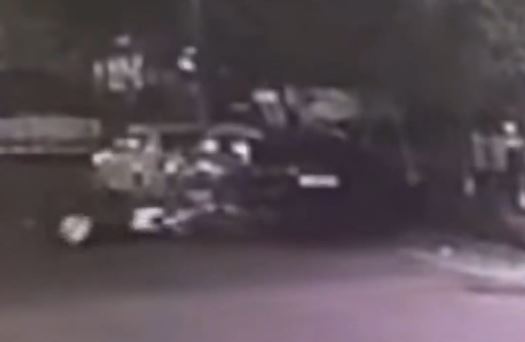 民警私家車違泊，有鐵騎士收掣不及撞上後死亡。網圖