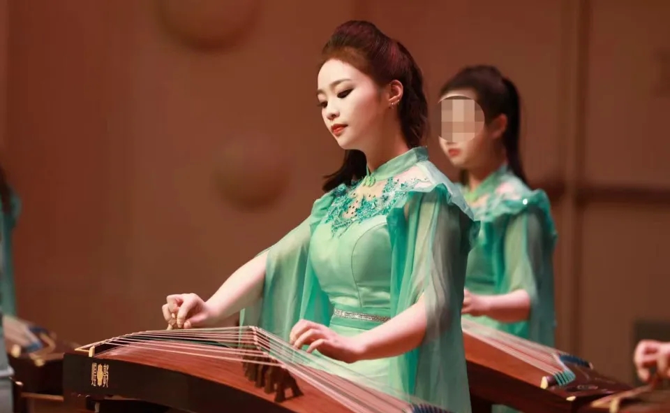 來自貴州的周和瑤。是揚州大學音樂學院的學生。