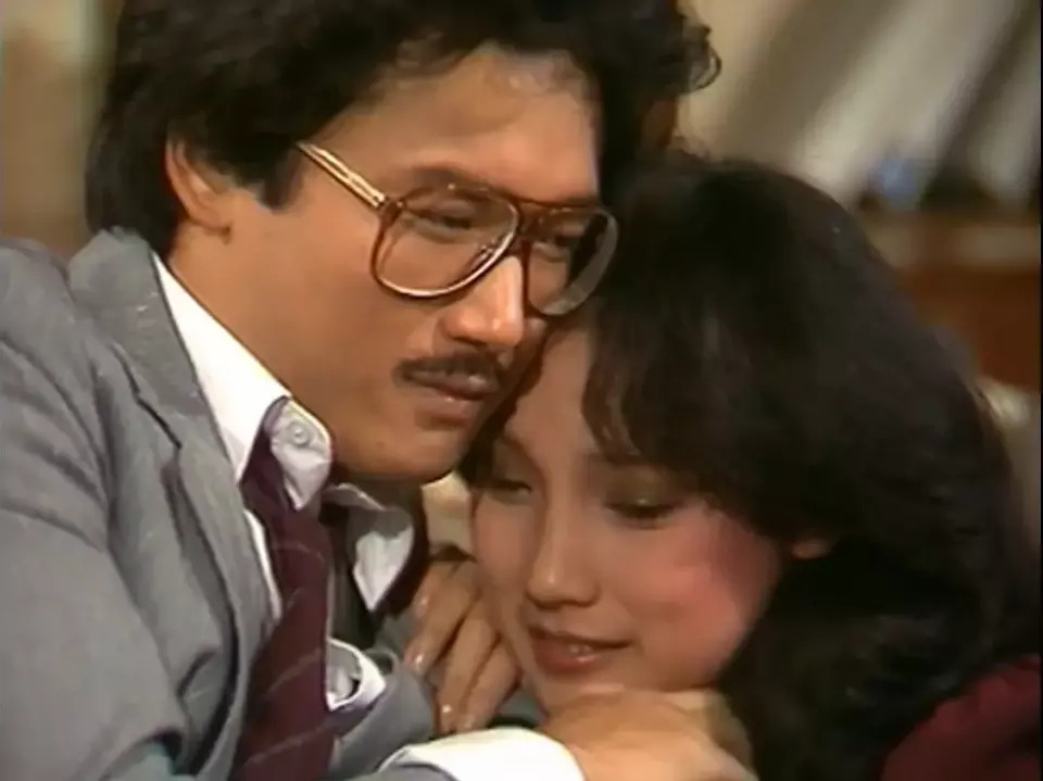 「三哥」苗僑偉與戚美珍1982年拍《飛越十八層》演男女主角即一劇定情，一個俊肖，一個美艷，被認定當年的金童玉女。
