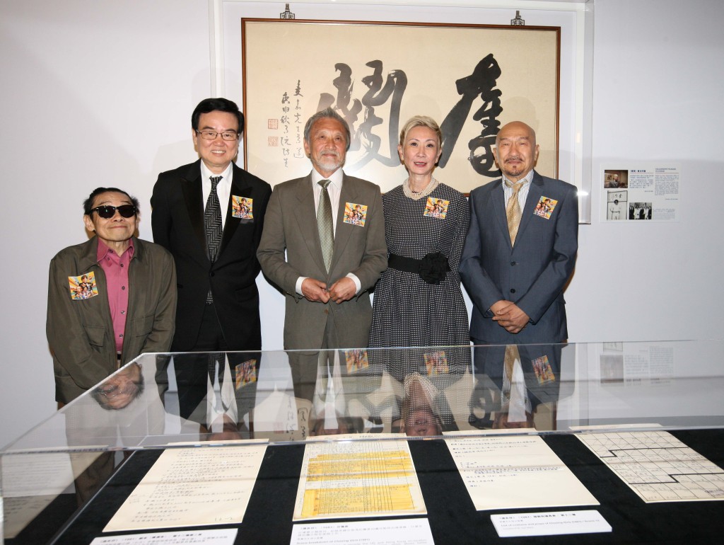 黃百鳴（左二）指暫時未打算舉行追思會，尊重石天家人決定。