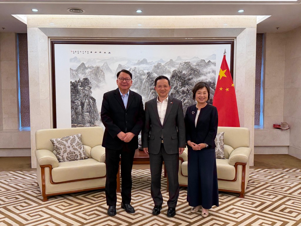 陳國基（左）及教育局局長蔡若蓮（右）與中國駐韓國大使戴兵會面。政府新聞處圖片