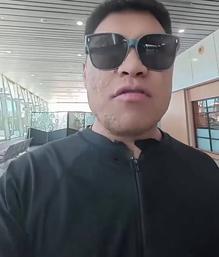 內地男拍片公審，因不滿大馬酒店未掛五星紅旗。 網片截圖
