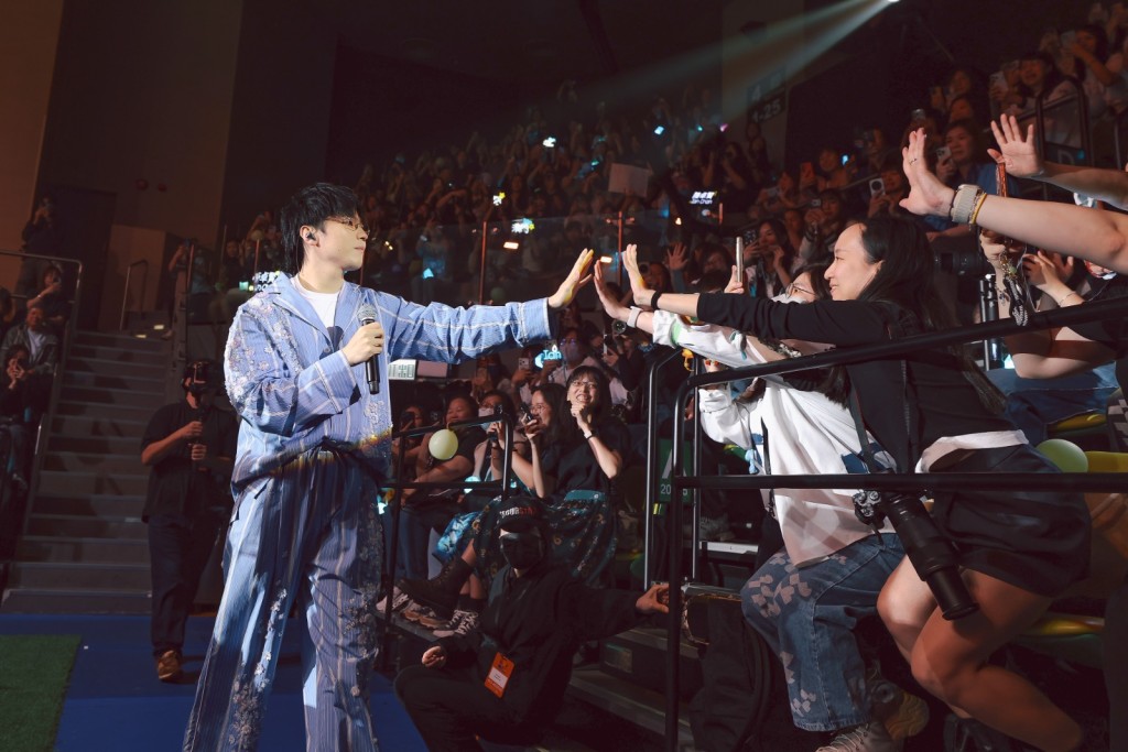 Ian踩足8小时同粉丝欢聚。 Ian踩足8小时同粉丝欢聚。