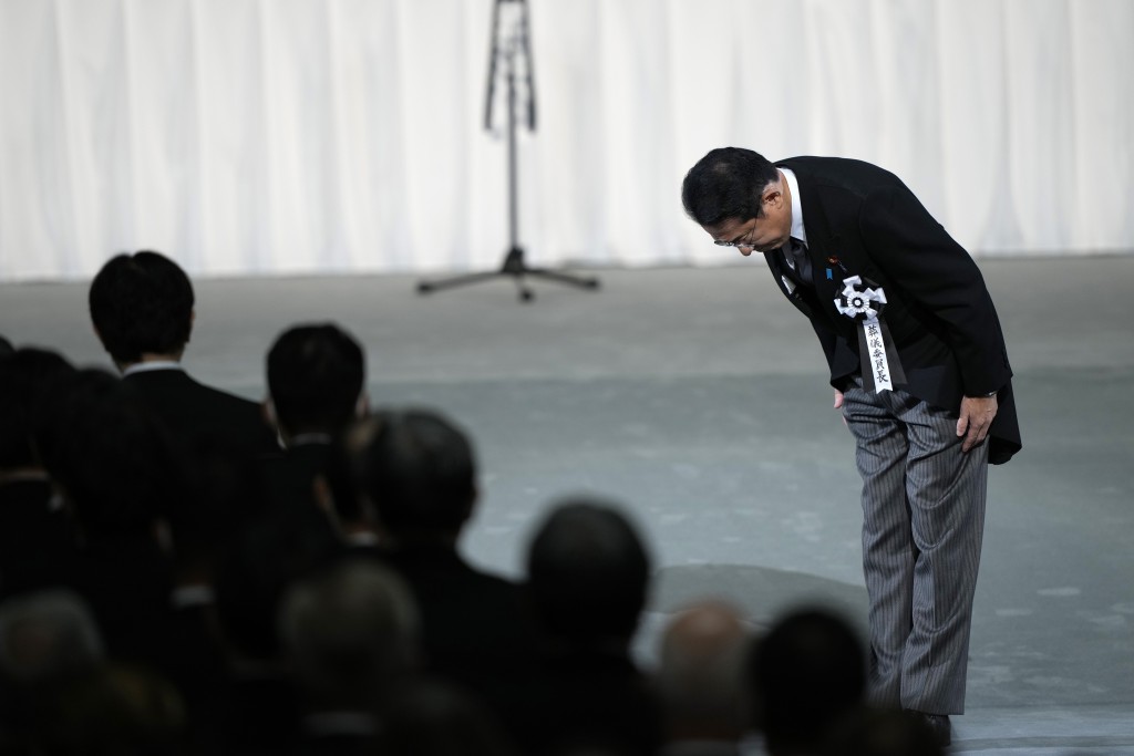 日本首相岸田文雄在為日本在位時間最長的領導人安倍晉三舉行國葬時鞠躬。AP