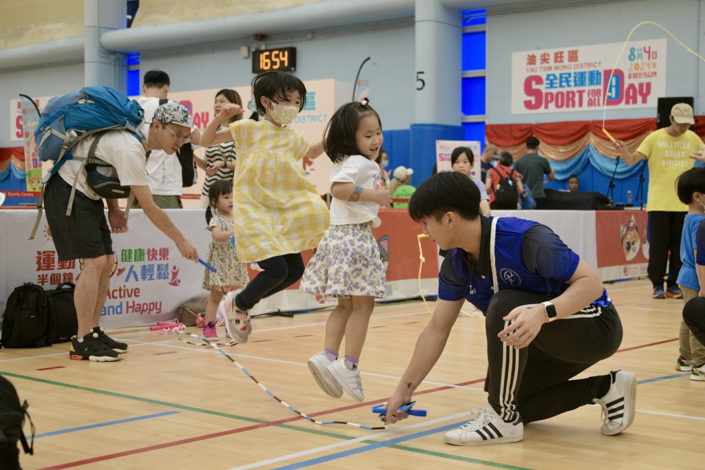 全民運動日︱小朋友跳大繩。