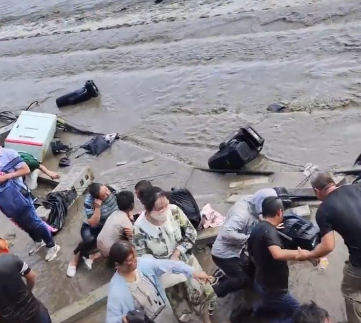 钱塘江大潮冲毁护栏致两游客受伤。
