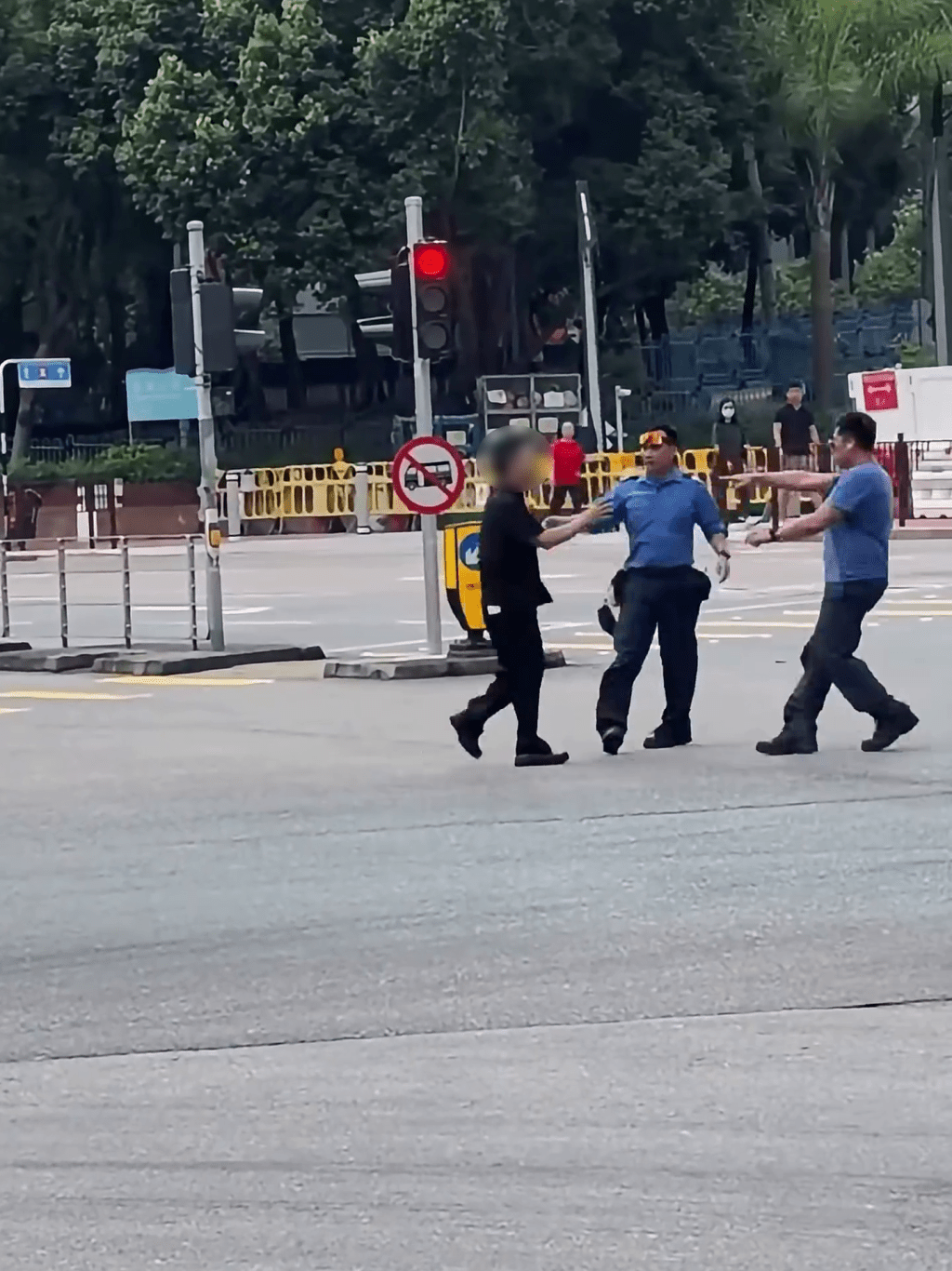 男子見無路可走，只能乖乖就範。