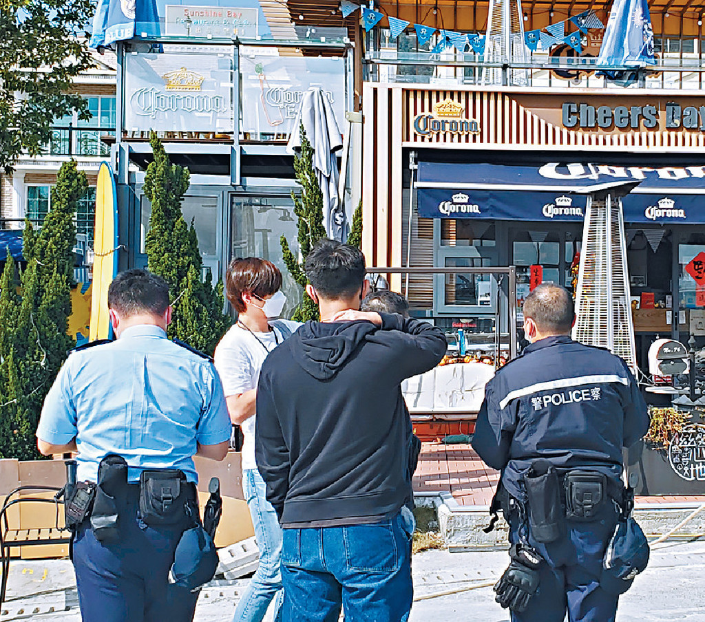 ■警方到蘆慈田村一間酒吧調查,初步點算後證實無損失。