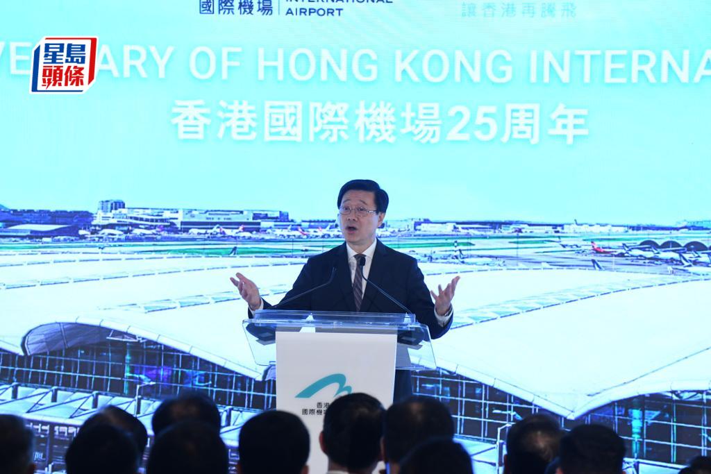 李家超指，「一國兩制」下香港機場將前程似錦。何健勇攝
