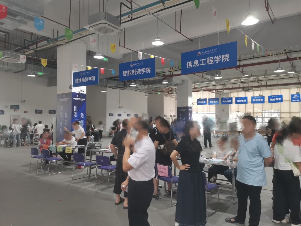 報到日當天場景。澎湃新聞 報到日當天場景。澎湃新聞
