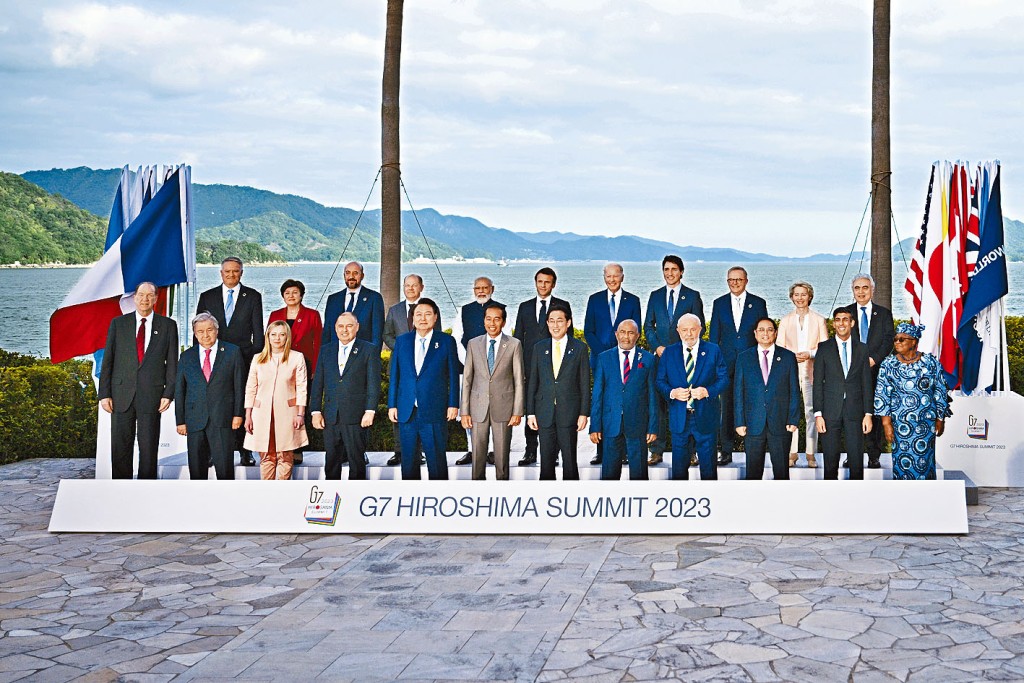 G7成員國領袖與其他獲邀出席的國家和組織領導人,周六在廣島拍攝大合照。