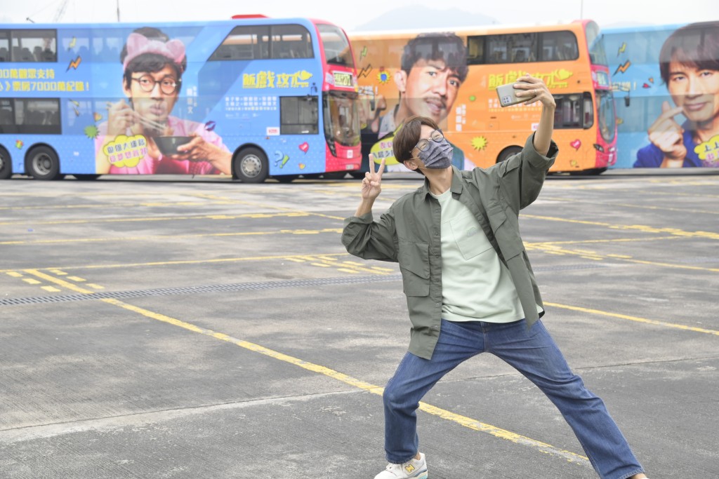 陳湛文跟自己的巴士打卡。