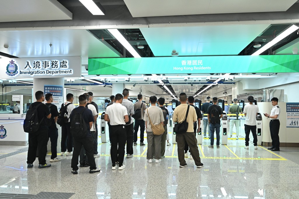 私家車的乘客於隨車人員驗放廳辦理旅檢手續。