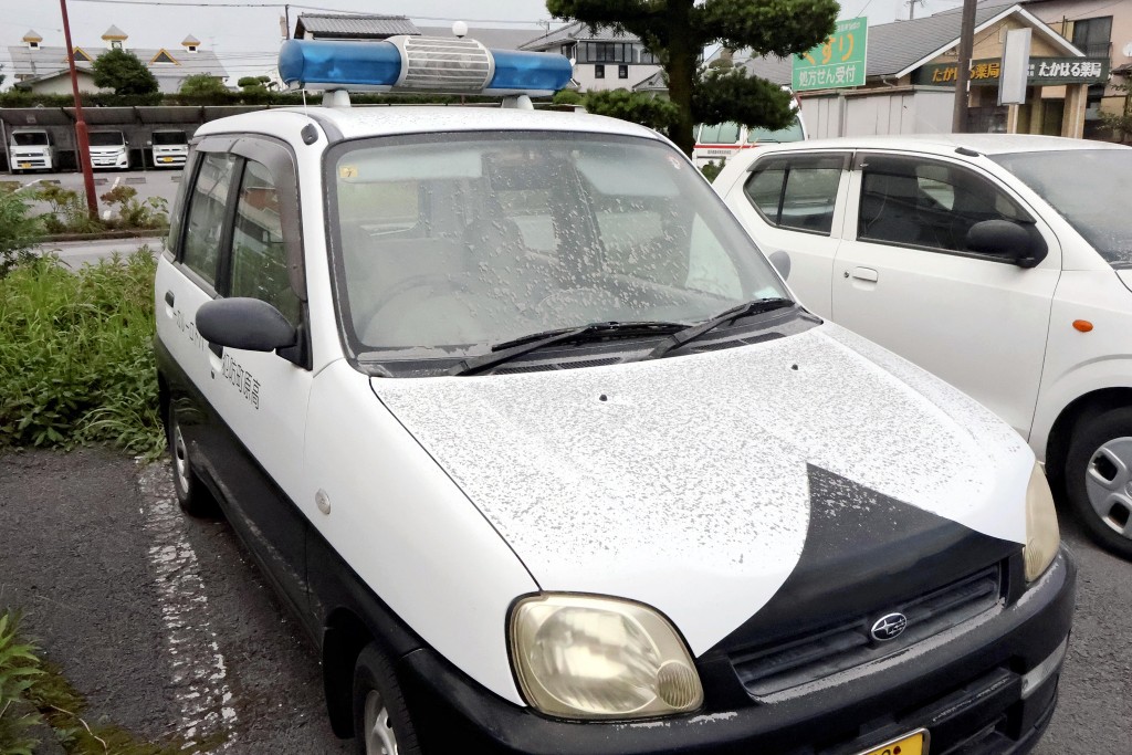 6月24日，火山灰堆積在汽車上。法新社