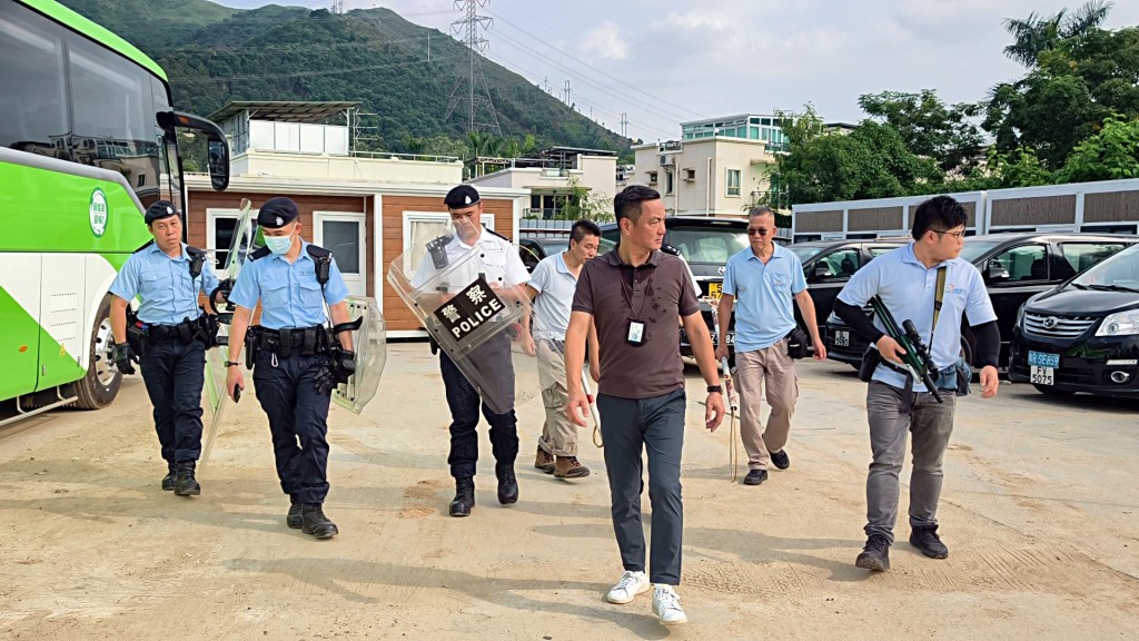 當局全幅武裝巡邏。黃文威攝 當局全幅武裝巡邏。黃文威攝