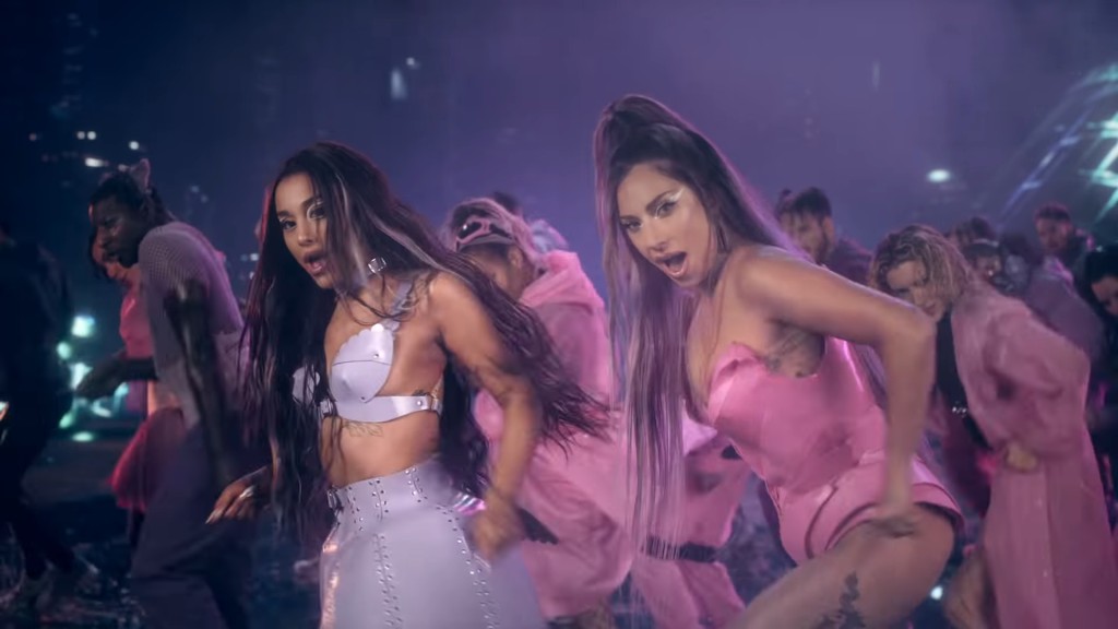 Lady Gaga與Ariana Grande合唱歌的《Rain On Me》MV截圖。