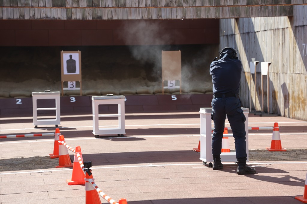 首項比賽實彈射擊，分速射接力和精準射擊兩項進行。