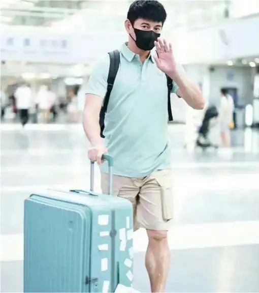 吴奇隆早前在机场现身，已经被指凸腩发福。