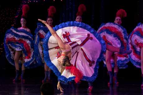 红磨坊（Moulin Rouge）歌舞表演。 路透社