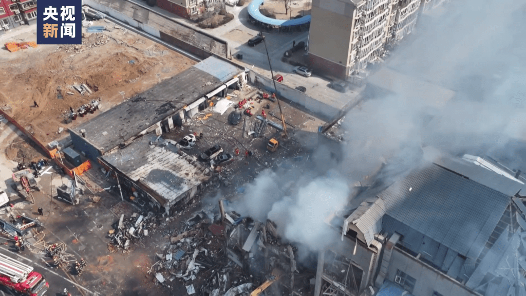 河北燕郊爆炸事故造成2死26伤，4层高建筑物夷为平地。 央视截图