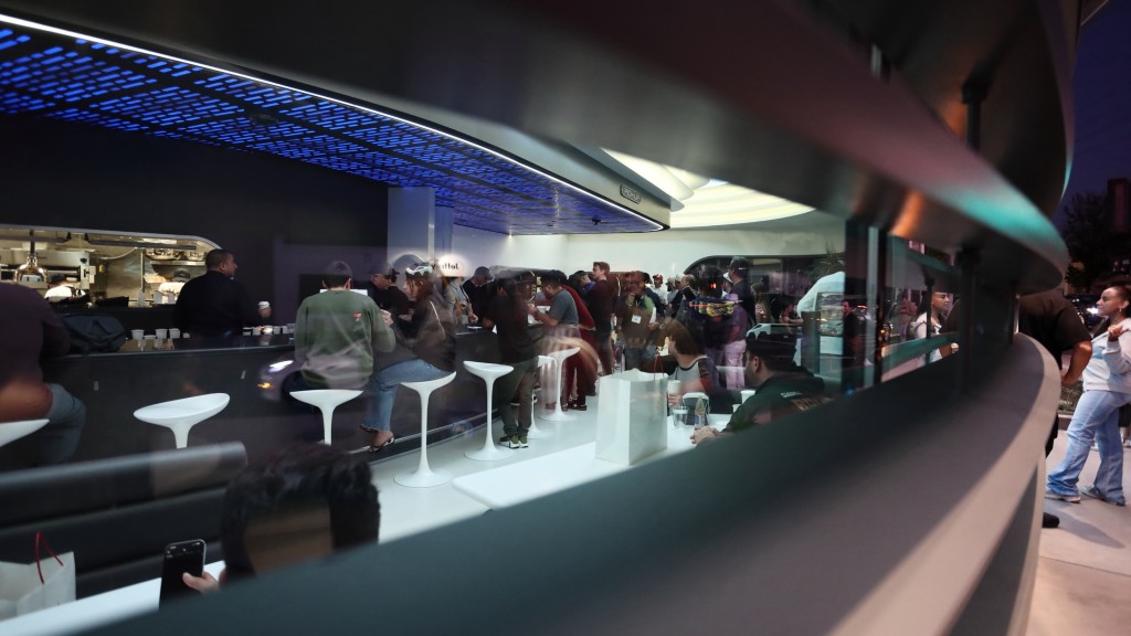 餐廳內部充滿科技感。 路透社