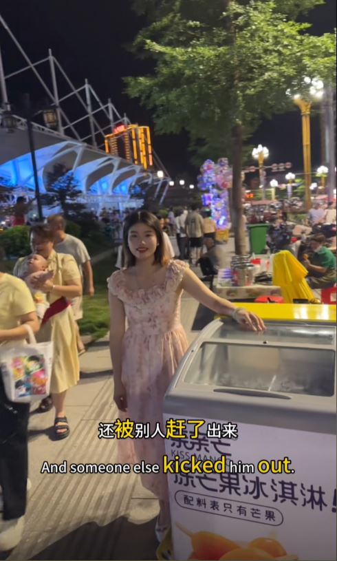 小李裸辭準備考公務員，目前在擺攤賣雪糕賺考試費。抖音@游上岸的李丫