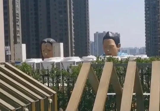 巨型人頭雕像現商場樓頂，景觀奇葩。