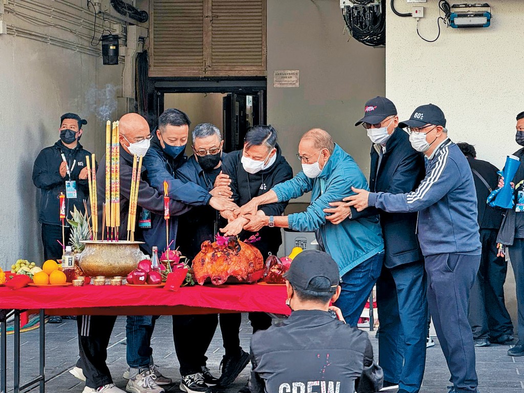 張學友為紅館尾場騷舉行拜神儀式，被粉絲要求不能退休。