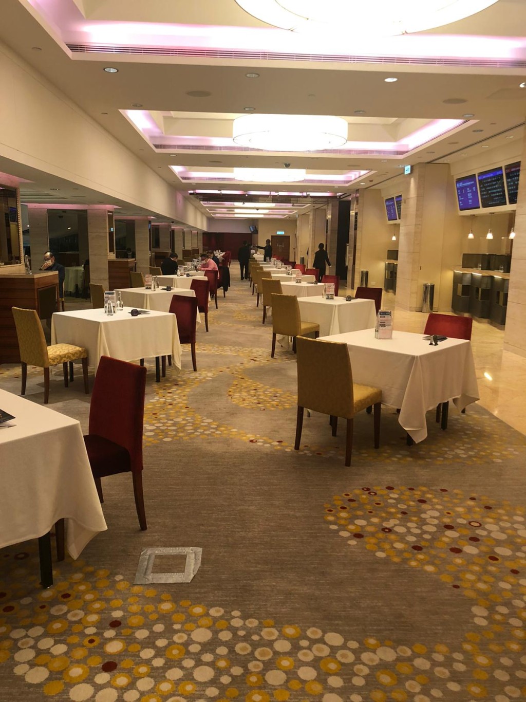 今晚和下周三的跑馬地夜賽，將不提供餐飲服務。