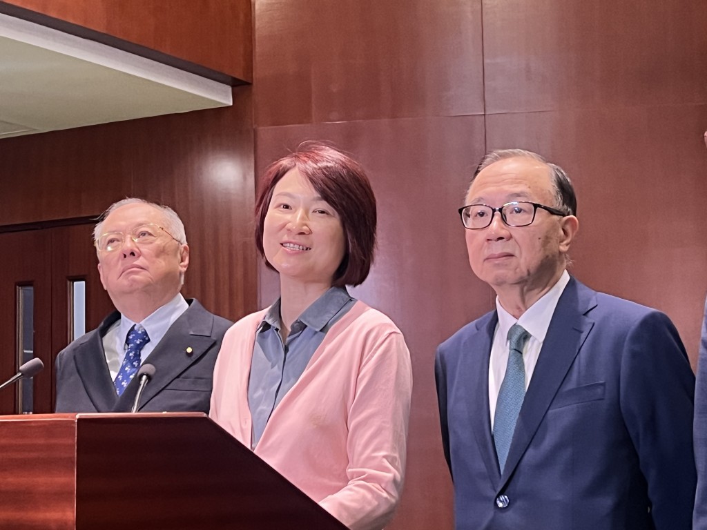李慧琼(中)解釋,近日接獲不同議員就議案安排反映意見,部分議員擔心或會形成不公平。郭詠欣攝 李慧琼(中)解釋,近日接獲不同議員就議案安排反映意見,部分議員擔心或會形成不公平。郭詠欣攝