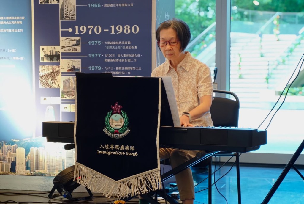 午間快閃音樂表演邀請到珠海出入境邊防檢查總站警官樂隊、澳門治安警察局樂隊,以及鄰舍輔導會長者樂隊,與入境處樂隊攜手演出。 午間快閃音樂表演邀請到珠海出入境邊防檢查總站警官樂隊、澳門治安警察局樂隊,以及鄰舍輔導會長者樂隊,與入境處樂隊攜手演出。