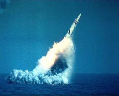 「巨浪-1」导弹发射。
