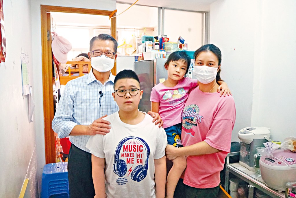 ■陳茂波前日到深水埗區探訪住在劏房的市民。