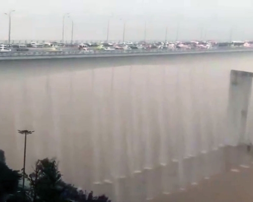 黃花園大橋震撼排洪，雨水順著橋直落江面，有如壯觀的「黃花園大瀑布」。（網圖）