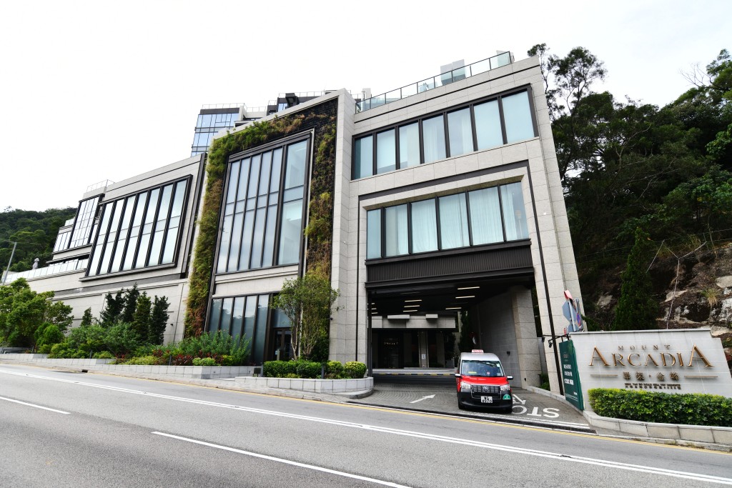 至於該屋苑小路進出大路的問題，李耀培認為與其單單依賴大路減速，不如改善車輛出路口的安全意識。