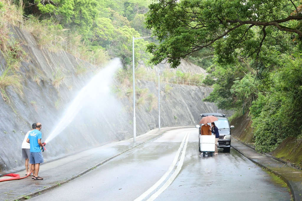 外景隊book晒水車營造大雨效果。