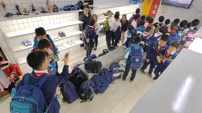 「肥娟」最初開鞋店無生意,反吸引大量小學生聚集。大象文娛 「肥娟」最初開鞋店無生意,反吸引大量小學生聚集。大象文娛