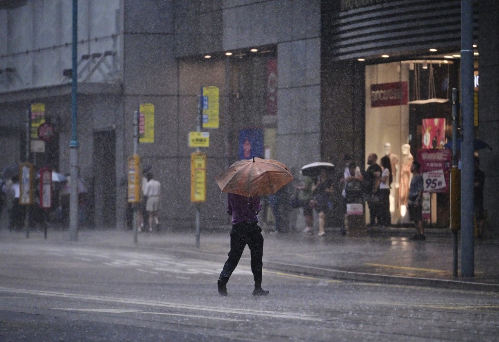 預料一股偏東氣流會在周末期間為廣東沿岸帶來驟雨，而另一股東北季候風會在下周初至中期影響華南。