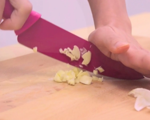 消委会建议尽用刀的各部分处理不同食材。网上图片