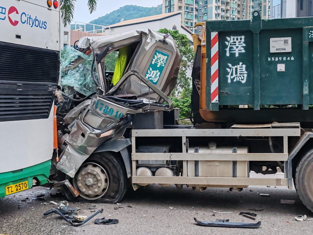 泥头车乘客位沦为废铁。当区区议员张美雄图片