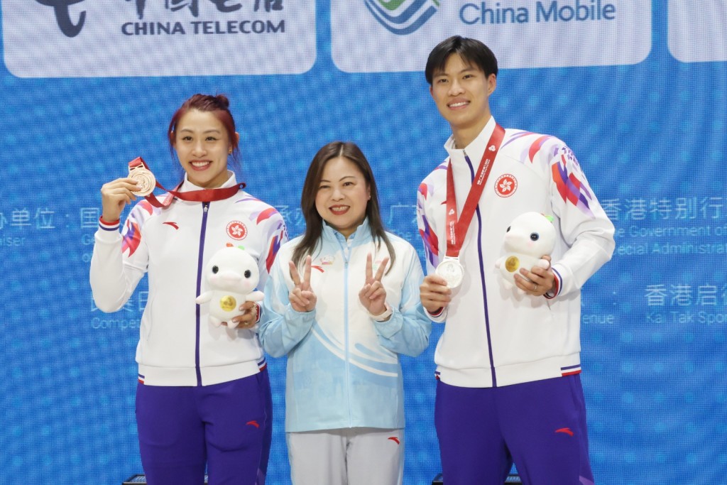 文體旅局長羅淑佩担任頒獎嘉賓,跟思朗及佘佘合照。徐嘉華攝 文體旅局長羅淑佩担任頒獎嘉賓,跟思朗及佘佘合照。徐嘉華攝