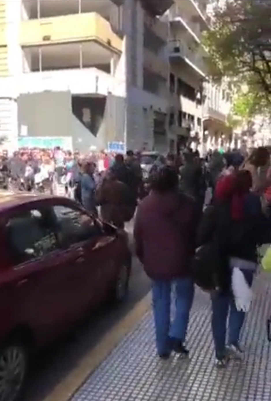 以色列驻阿根廷大使馆接炸弹恐吓，大批人疏散到街上。 X