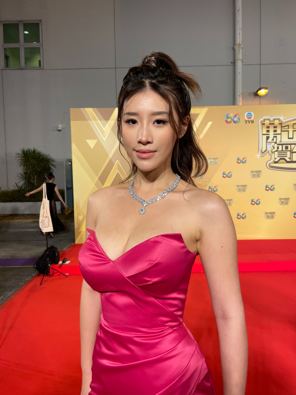 郭佩文早前一身桃红晚装超低胸兼开高衩出席TVB台庆。