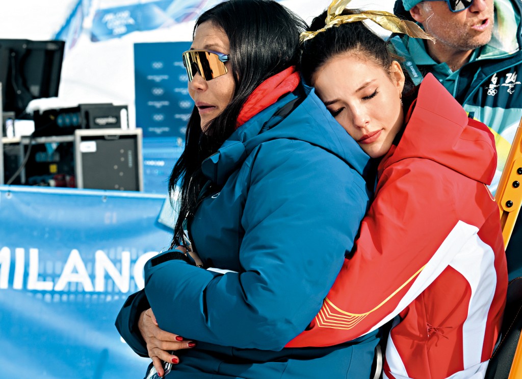 谷愛凌在冬奧會最後一天奪冠後，擁抱母親谷燕。