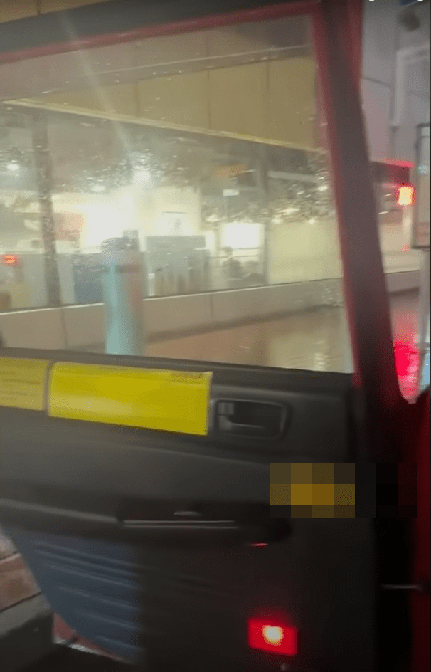 女乘客當時在屯門華都商場對出的士站登上的士。「香港新聞突發時事合集」影片截圖