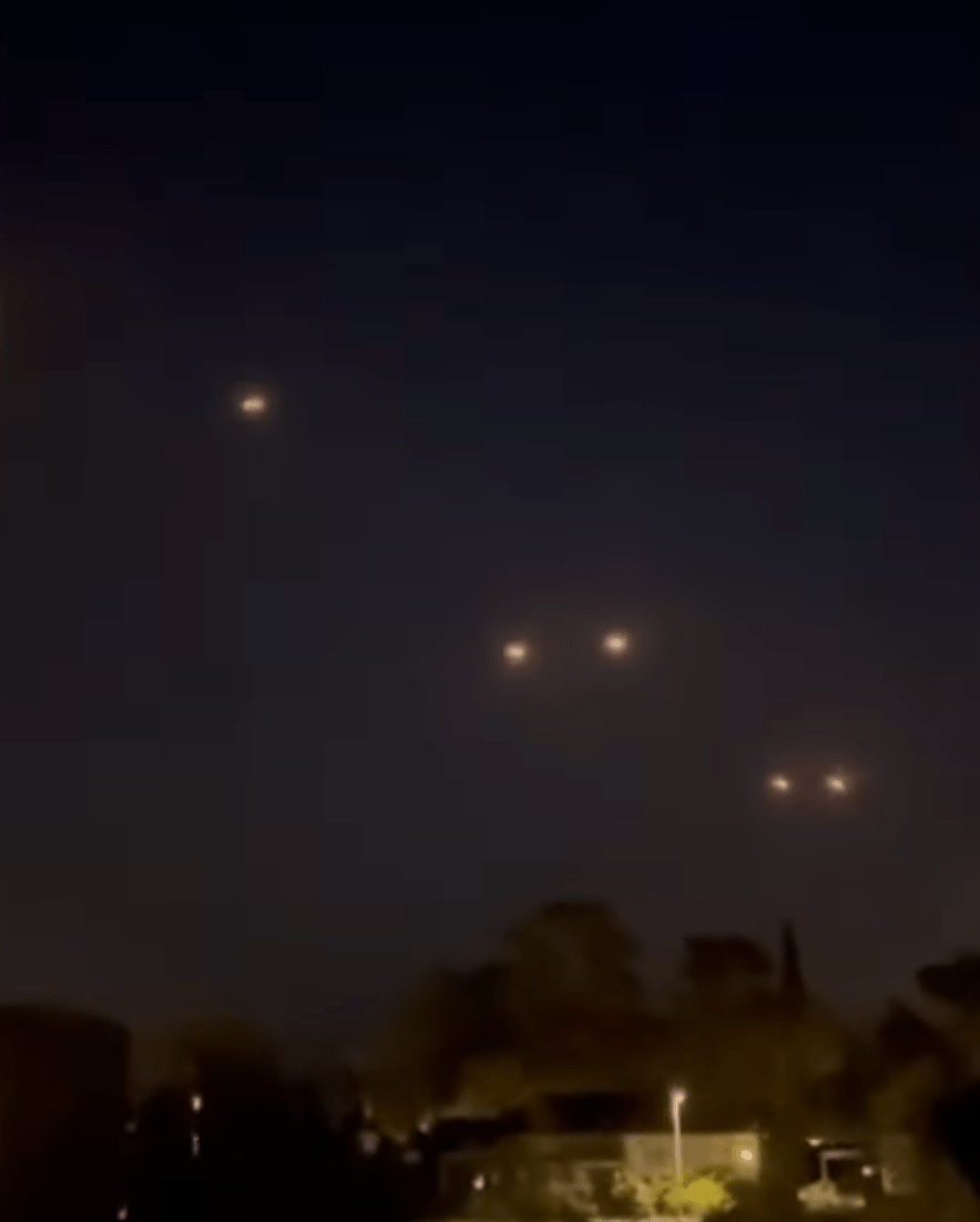 有以色列民眾拍到，周五晩有大量火箭炮由黎巴嫩南部向以色列北部發射。