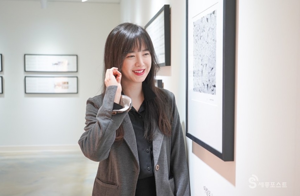 具惠善是圈中著名才女，曾多次舉行個人畫展。