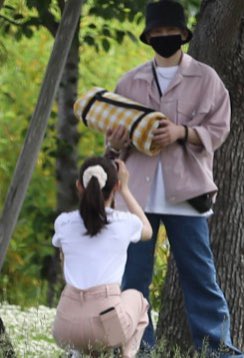 輪到渡邊美優紀揸機影男友。