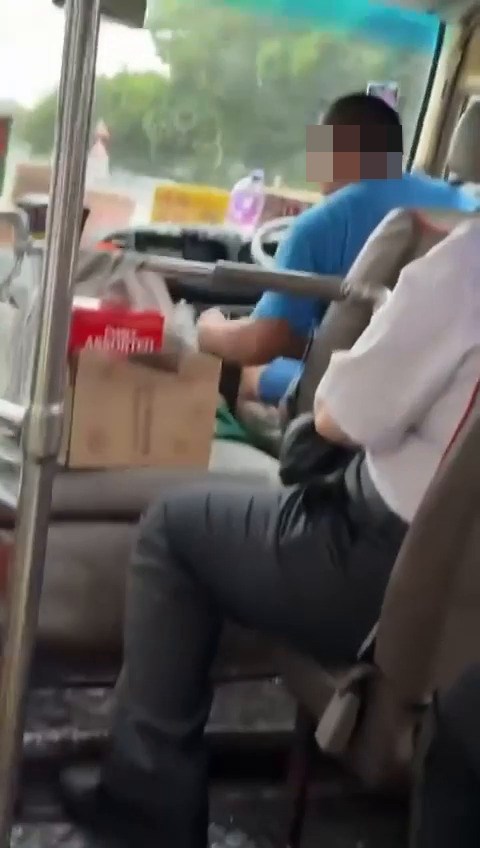 網民:係咪元朗屯門小巴 ?個司機會成日喺度笑。fb「車cam L(香港群組)」截圖 網民:係咪元朗屯門小巴 ?個司機會成日喺度笑。fb「車cam L(香港群組)」截圖